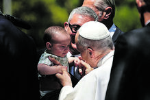 Santo Padre abençoa uma criança