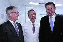 Domingos Matos; um dos médicos que vai operar com a máquina; o primeiro-ministro Luís Montenegro