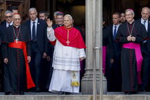 Papa Leão XIV ao lado do arcebispo Juan José Omella, após a oração na Catedral de Santa Cruz e Santa Eulália, em Barcelona, Espanha