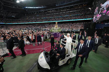 Papa Leão XIV acena aos fiéis no estádio Santiago Bernabéu
