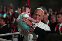 Papa Leão XIV abençoa criança em Madrid, Espanha