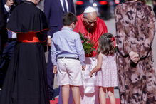 Papa Leão XIV cumprimenta crianças na Catedral da Almudena, em Madrid, Espanha