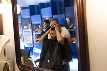 Noivos de Santo António cuidam do cabelo