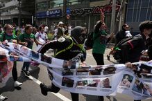 Familiares de desaparecidos no México e manifestantes protestam antes do jogo de abertura do Mundial2026