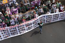 Familiares de desaparecidos no México e manifestantes protestam antes do jogo de abertura do Mundial2026