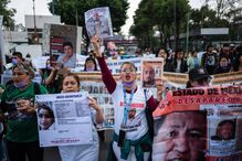 Familiares de desaparecidos no México e manifestantes protestam antes do jogo de abertura do Mundial2026