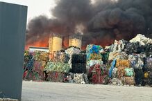 Incêndio em armazém de reciclagem propaga-se a zona de mato em Montemor-o-Novo