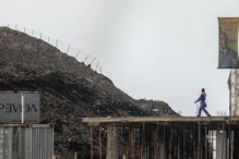As obras em curso na Cidade da Praia na Ilha de Santiago apresentam um número significativo de imigrantes integrados no setor da construção civil