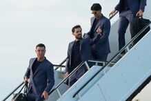 Cristiano Ronaldo e Bernardo SIlva saem de avião da seleção portuguesa