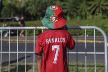Adeptos aguardam pela chegada da seleção portuguesa ao hotel em Palm Beach
