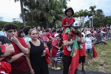 Adeptos aguardam pela chegada da seleção portuguesa ao hotel em Palm Beach