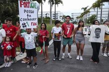 Adeptos aguardam pela chegada da seleção portuguesa ao hotel em Palm Beach