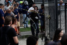 Dois helicópteros colidem, explodem e caem no Rio de Janeiro. Há pelo menos seis mortos