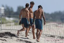 Presença de curiosos impede trabalho da seleção previsto para a praia