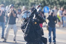 Fogo, gás lacrimogéneo e destruição: manifestantes anti-G7 em confrontos violentos com a polícia em Genebra