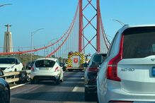 Capotamento na Ponte 25 de Abril provoca constrangimentos no trânsito