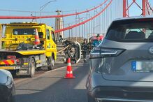Capotamento na Ponte 25 de Abril provoca constrangimentos no trânsito
