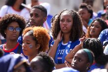 Adeptos de Cabo Verde assistem ao jogo de futebol contra Espanha na fanzone na Praça do Palmarejo, Cidade da Praia