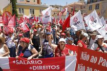 Centenas contra pacote laboral junto ao parlamento durante discussão da proposta 