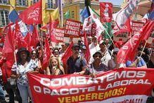 Centenas contra pacote laboral junto ao parlamento durante discussão da proposta 