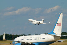 O Air Force Two, com o vice-presidente JD Vance e a segunda-dama Usha Vance a bordo, parte da Base Conjunta de Andrews, em Maryland, no sábado, 20 de junho de 2026, com destino à Suíça