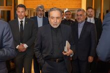 O ministro dos Negócios Estrangeiros iraniano, Seyyed Abbas Araghchi, ao centro, chega ao resort Buergenstock, em Obbuergen, perto de Lucerna, na Suíça, na madrugada de domingo, 21 de junho de 2026