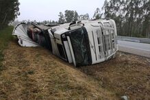 Camião de transporte de veículos despista-se na A1