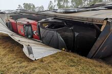 Camião que transportava várias viaturas despistou-se e tombou para a berma, na manhã deste domingo, na A1