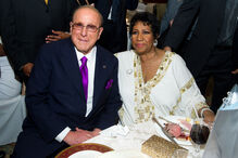 Clive Davis, à esquerda, aparece ao lado de Aretha Franklin na festa do 69.º aniversário desta última, em Nova Iorque, na sexta-feira, 25 de março de 2011
