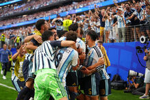 Argentina vence Áustria com 'bis' de Messi e está nos '16 avos' do Mundial
