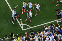 Argentina vence Áustria com 'bis' de Messi e está nos '16 avos'