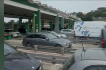 Três feridos em colisão entre dois carros na A5 na zona de Oeiras. Trânsito cortado