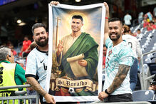 Fãs de Ronaldo exibem faixa em que apelidam o jogador de santo
