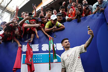Rúben Neves tira fotografias com fãs 