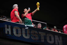 Adepto português ergue réplica do troféu do Mundial 2026