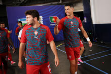 Cristiano Ronaldo antes do aquecimento para o jogo Portugal-Uzbequistão