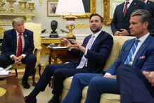 O vice-presidente JD Vance discursa enquanto o secretário da Defesa, Pete Hegseth, e o presidente Donald Trump o ouvem, durante uma reunião com o secretário-geral da NATO, Mark Rutte, no Salão Oval da Casa Branca, na quarta-feira, 24 de junho de 2026, em Washington