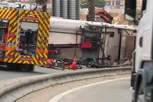 IC20 cortado após despiste de camião do lixo na Costa da Caparica. Trabalhador ficou encarcerado