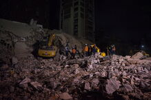 Equipas de resgate continuam a trabalhar no meio dos destroços na Venezuela