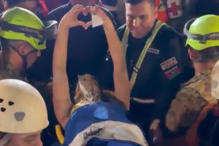 De bandeira erguida e a fazer um coração com as mãos: jovem resgatada após 50 horas nos escombros dos sismos na Venezuela