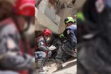 Bebé resgatado com vida após estar 72 horas debaixo dos escombros provocados pelos sismos na Venezuela