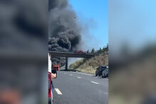 Autocarro em chamas na A8 em Loures condiciona trânsito 