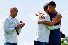 Seleção de luto! Adjunto de Roberto Martínez chora a morte do pai e é acarinhado pelos jogadores