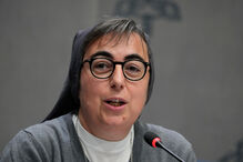 Conheça a freira nomeada por Leão XIV para chefiar gabinete de apoio aos migrantes no Vaticano 