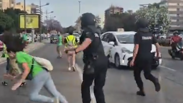 O momento em que agente da polícia espanhola empurra professora durante manifestação