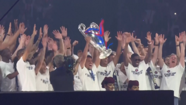 Jogadores do PSG festejam com milhares de adeptos em Paris após conquista da Liga dos Campeões