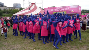 Festival dedicado à sopa de beterraba transforma capital da Lituânia numa festa 'Barbie'
