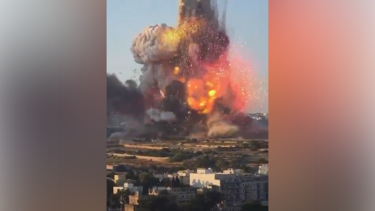 Imagens mostram grande bola de fogo após explosão em fábrica de fogo de artifício em Malta 