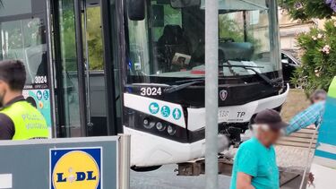 Um morto e dois feridos em colisão entre autocarro e carro em Cascais