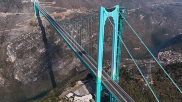 Ponte mais alta do mundo impulsiona turismo e economia em região montanhosa da China